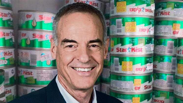 נעם וימן על רקע מארזים של טונה סטארקיסט