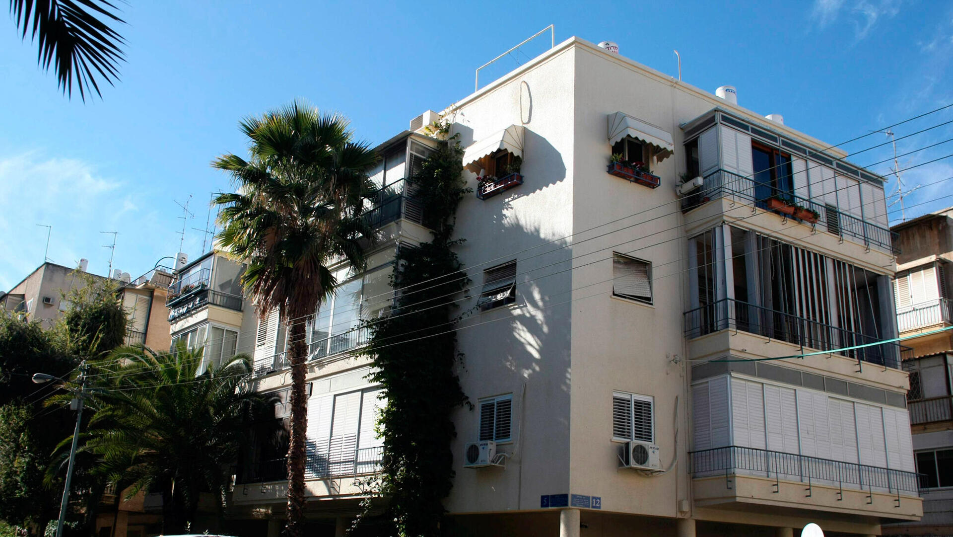 בניין משופץ מרפסות סגורות ב רחוב לכיש 5 תל אביב