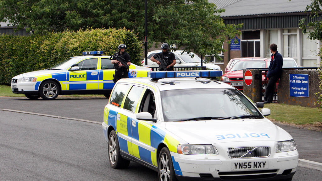 משטרת התנועה הבריטית דיווחה בווייז על ניידות לא קיימות כדי לגרום לנהגים להאט 