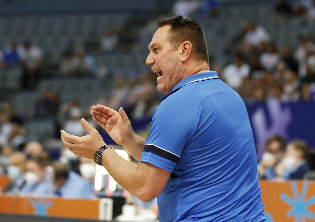 גיא גודס מאמן נבחרת ישראל בכדורסל במשחק נגד פינלנד
