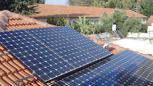 צילום: גיל נזר במקום דודי שמש: משרד האנרגיה דורש לחייב התקנת משאבות חום ופאנלים סולאריים