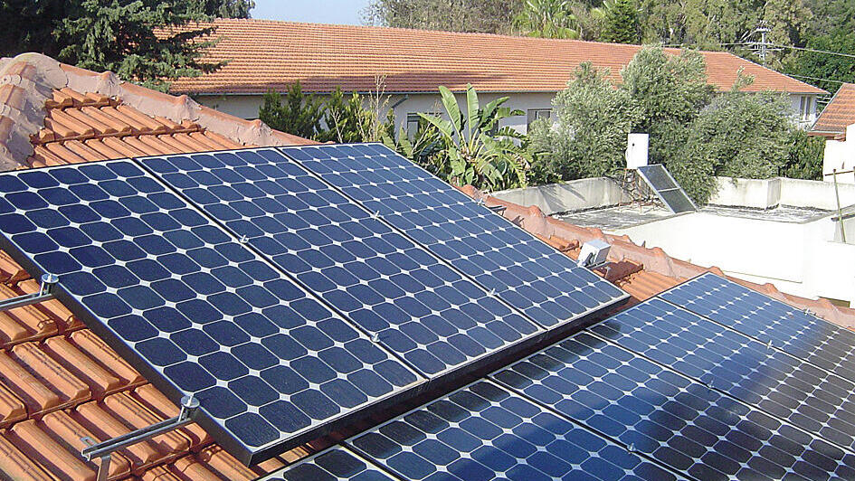 פאנלים סולאריים על גג בית פרטי