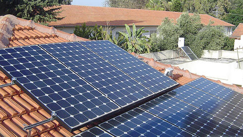 פאנלים סולאריים על גג בית פרטי, צילום: גיל נזר