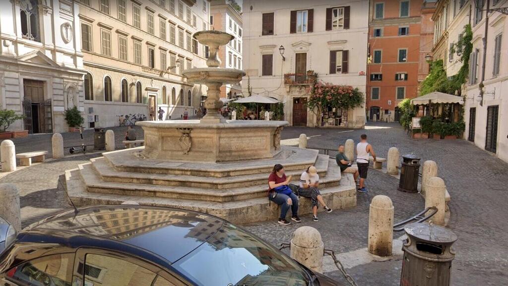 הגלידה היקרה ברומא: תייר אמריקאי נקנס ב-450 יורו כי אכל על מדרגות מזרקה