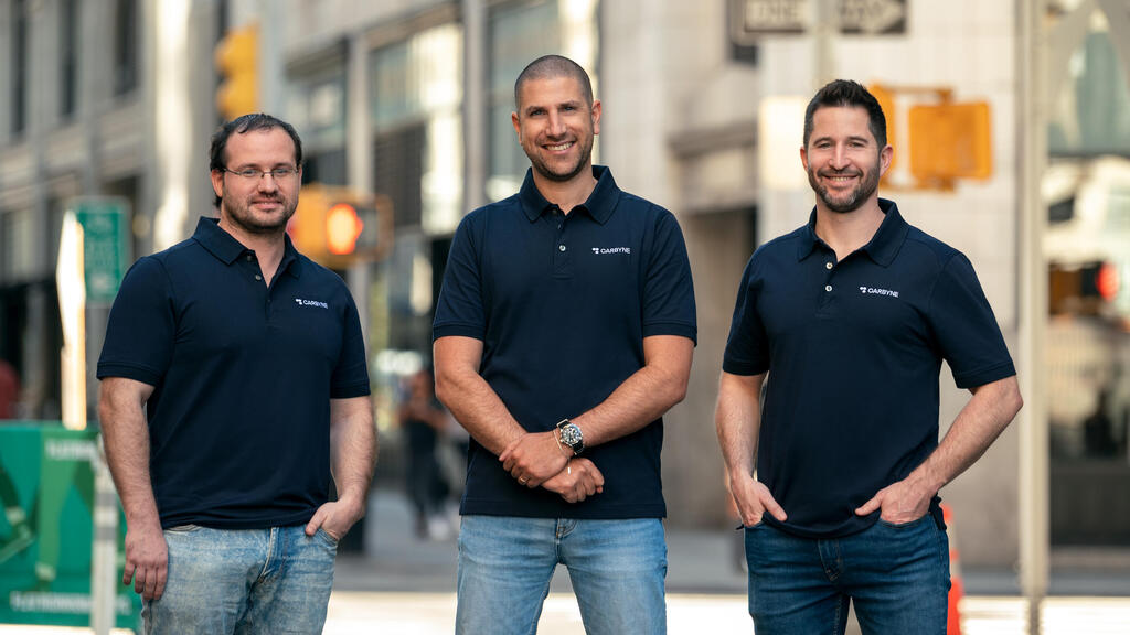 מייסדי קרביין, מימין: אלכס דיזנגוף, CTO, אמיר אליחי, מנכ"ל, ויוני יאטסון, ארכיטקט. "אקסון יגדילו את המרכז בישראל" (צילום: ניר אריאלי) מייסדי קרביין Carbyne