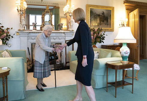 ראשת ממשלת בריטניה ליז טראס והמלכה אליזבת, השבוע, EPA