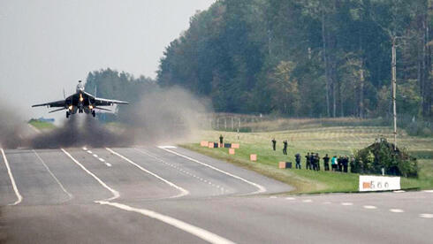 מיג 29 נוחת על כביש, צילום: euroradio