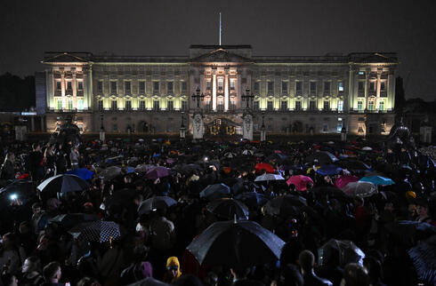 קהל שהתאסף מחוץ לארמון בקינגהאם לאחר ההודעה על מותה של המלכה, גטי
