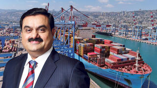 גאוטם אדאני על רקע נמל חיפה