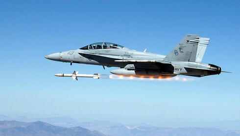 מטוס F18 אמריקאי משגר טיל HARM. איך מחברים אחד כזה למיג?, צילום: USN