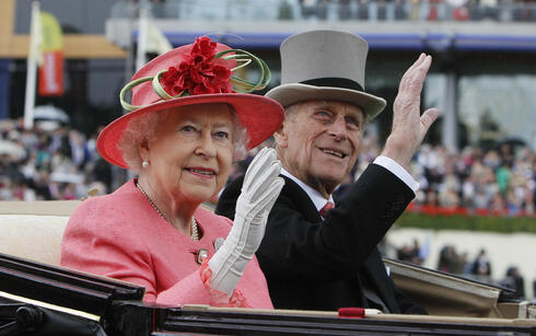 המלכה אליזבת ובעלה פיליפ שמת ב-2021, AP