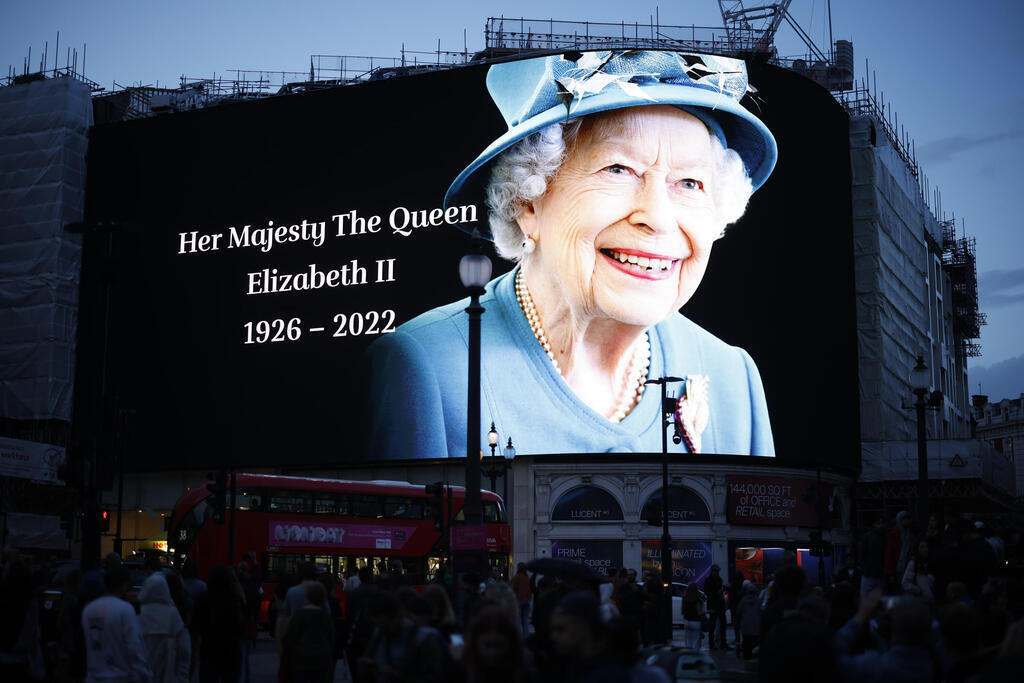 המלכה אליזבת מתה כיכר פיקדילי