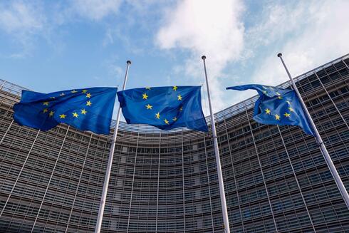 דגלי האיחוד האירופי בבריסל הורדו לחצי התורן, EPA