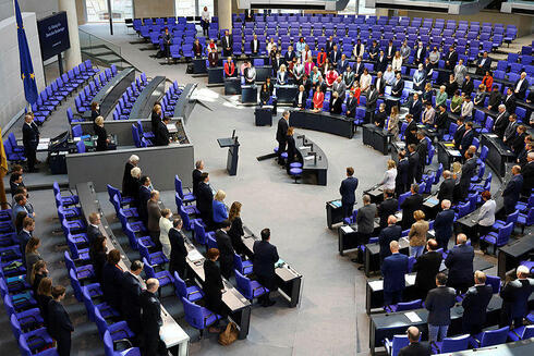חברי הבית התחתון של הפרלמנט בגרמניה עומדים לזכר המלכה, רויטרס