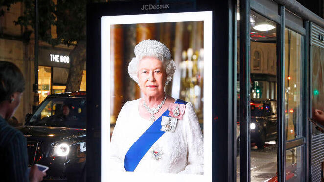 תחנת אוטובוס בלונדון מות המלכה אליזבת