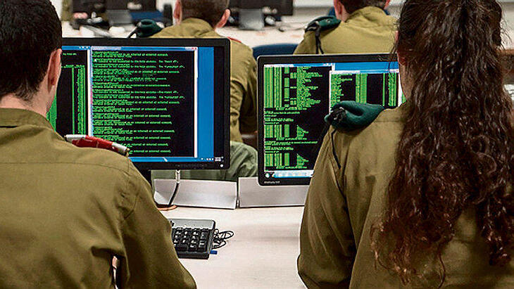 חיילים ביחידה 8200