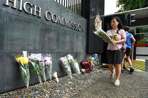 מניחים פרחים בסינגפור, AFP