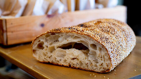 לחם של מעוד ופרויינד, צילום: יובל חן