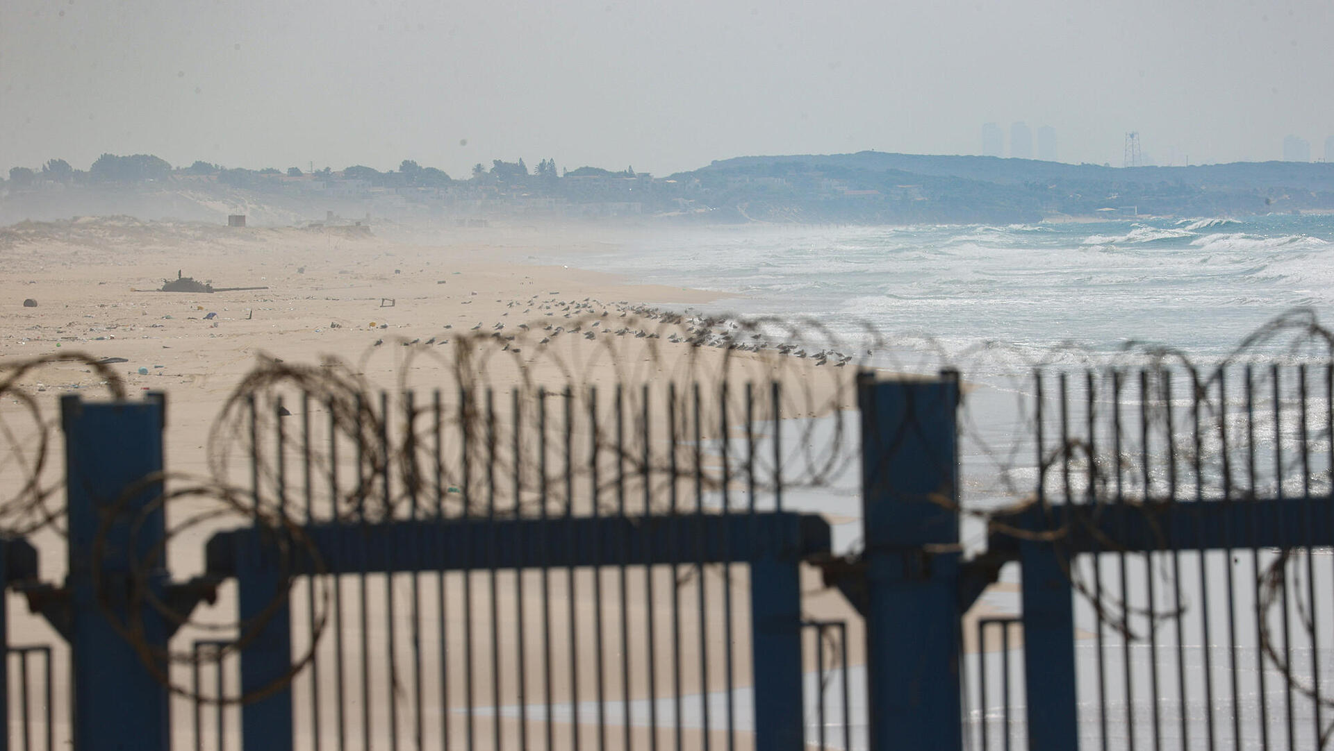 מטווח 24 בסיס הניסויים שנושק ל חוף הים העירוני של ראשון לציון