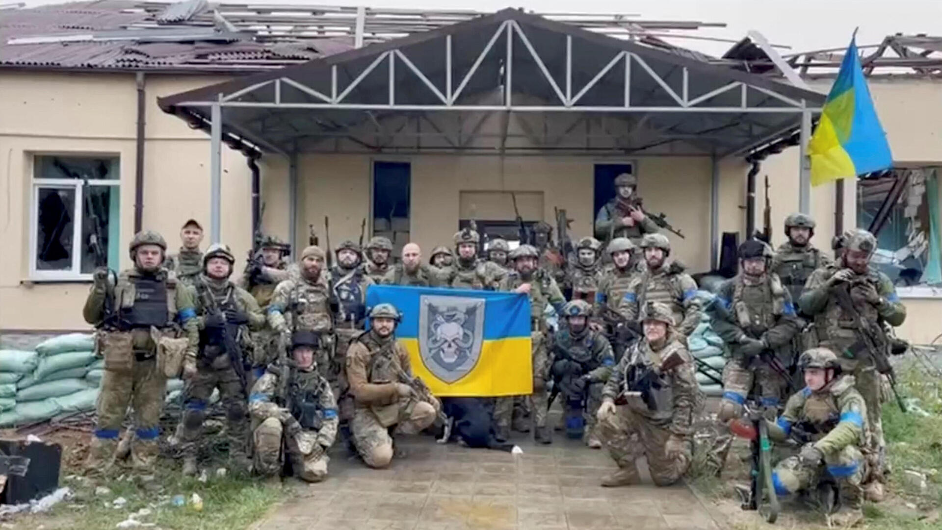 חיילים אוקראינים במה שנטען כי הוא נקודת מעבר גבול הופטיבקה בין חרקוב ל רוסיה מלחמה אוקראינה 