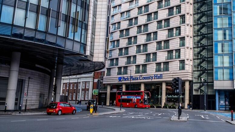 לקראת ההלוויה המלכותית: המלונות בלונדון מעלים מחירים ב-300% ויותר