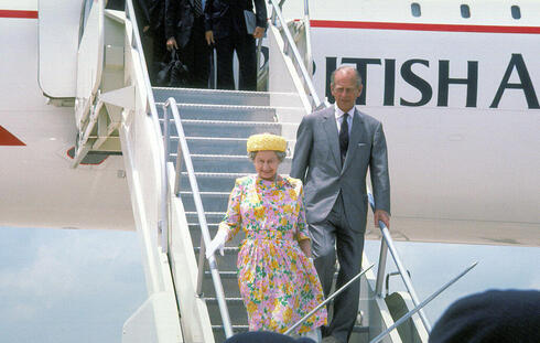 המלכה אליזבת השנייה יורדת מקונקורד, צילום: NARA