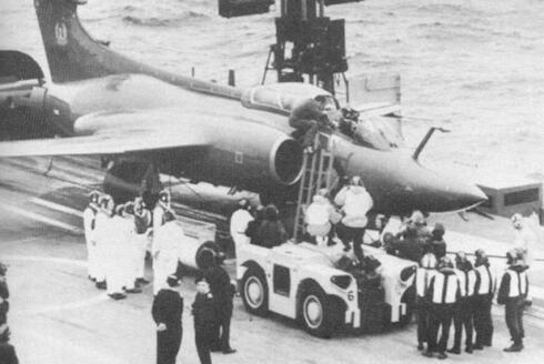 הנסיך יורד ממטוס הבאקניר, על סיפון הארק רויאל, צילום: pprune