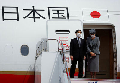 קיסר יפן ורעייתו בדרך ללוויה בלונדון, צילום: ISSEI KATO