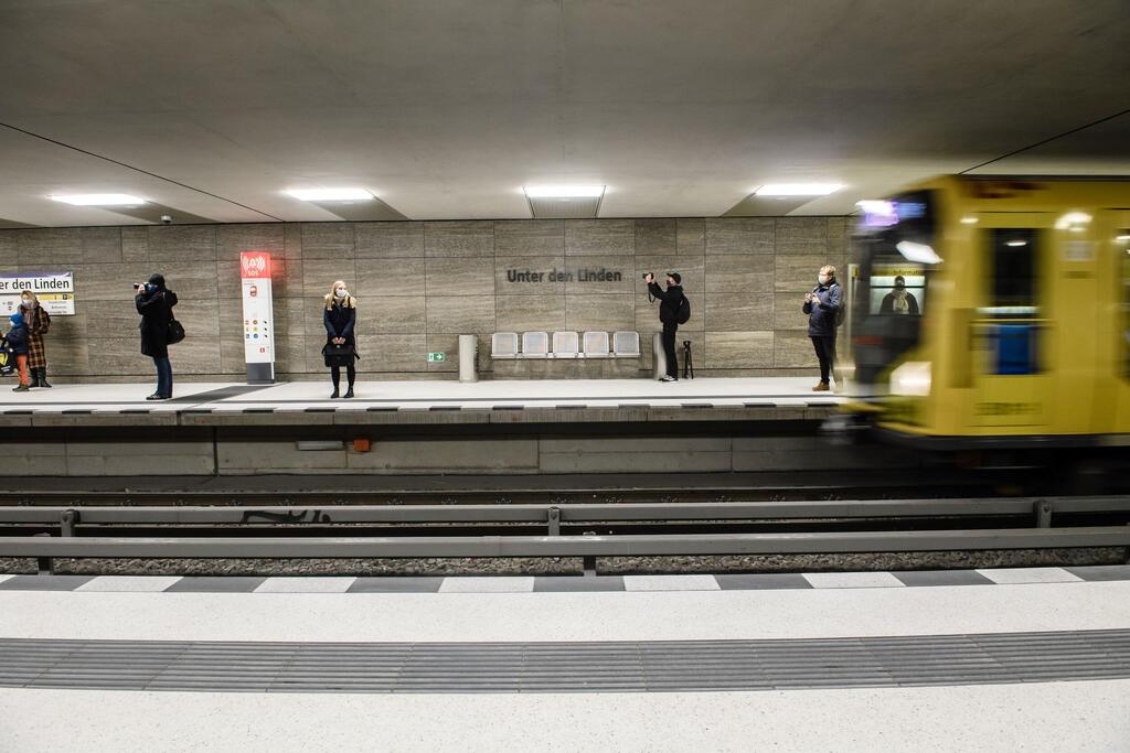 רכבת תחתית ב ברלין גרמניה תחבורה ציבורית