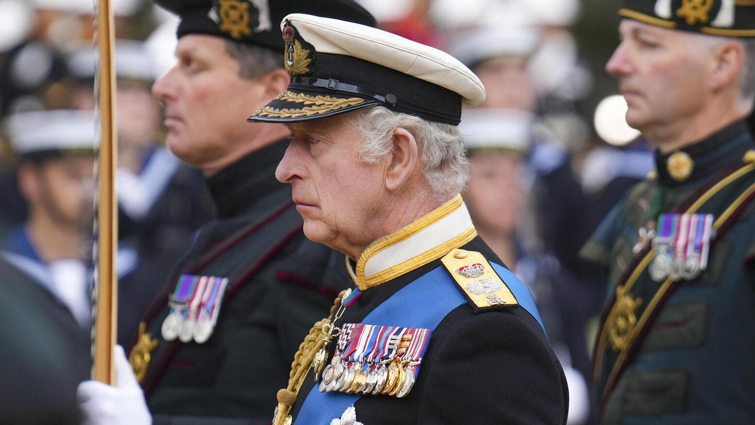 המלך צ'רלס הולך אחרי ארון המלכה שמובל על כרכרה ב ווסטמינסטר בריטניה לונדון הלוויה הלוויית המלכה אלי 