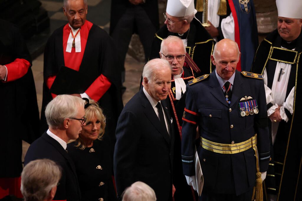 נשיא ארה"ב ג'ו ביידן מגיע ל ווסטמינסטר בריטניה לונדון הלוויה הלוויית המלכה אליזבת השנייה 