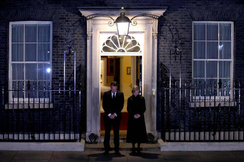מול המצלמות. ראש ממשלת בריטניה ליז טראס עמדה בדקת הדומייה עם בעלה מחוץ לדאונינג 10, אמש, צילום: gettyImages 