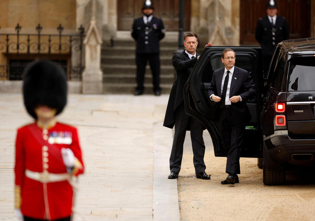 נשיא המדינה יצחק הרצוג מגיע ל ווסטמינסטר בריטניה לונדון הלוויה הלוויית המלכה אליזבת השנייה 