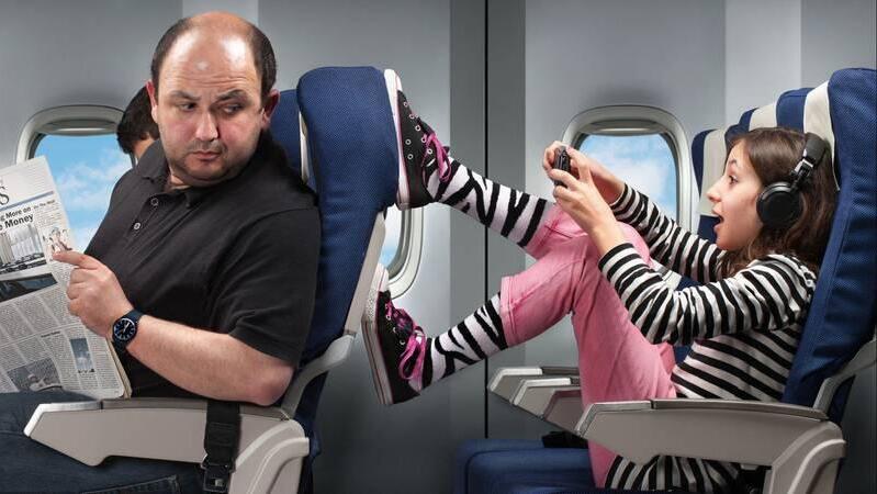 לא רק בעיטות במושב: הדברים הכי מעצבנים שאנשים עושים בטיסות