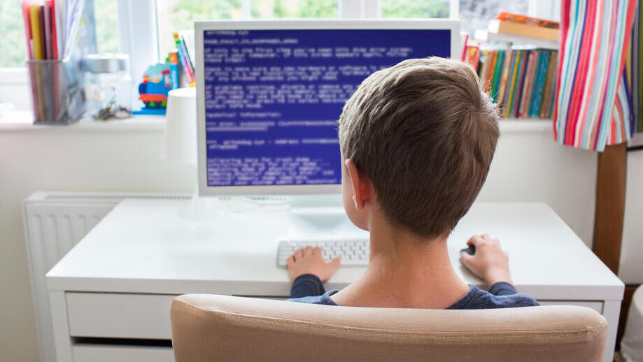 ילד כתיבת קוד קודים 