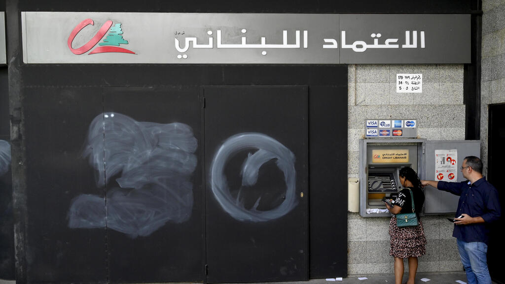 הבנקים בלבנון נסגרו לתקופה בלתי מוגבלת בעקבות גל מקרי שוד של לקוחות זועמים