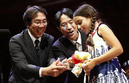 זוכי פרס איג נובל לכימיה לשנת 2013 מנסים לשחד את מיס סוויטי פו לתת להם להמשיך לדבר, צילום: AP