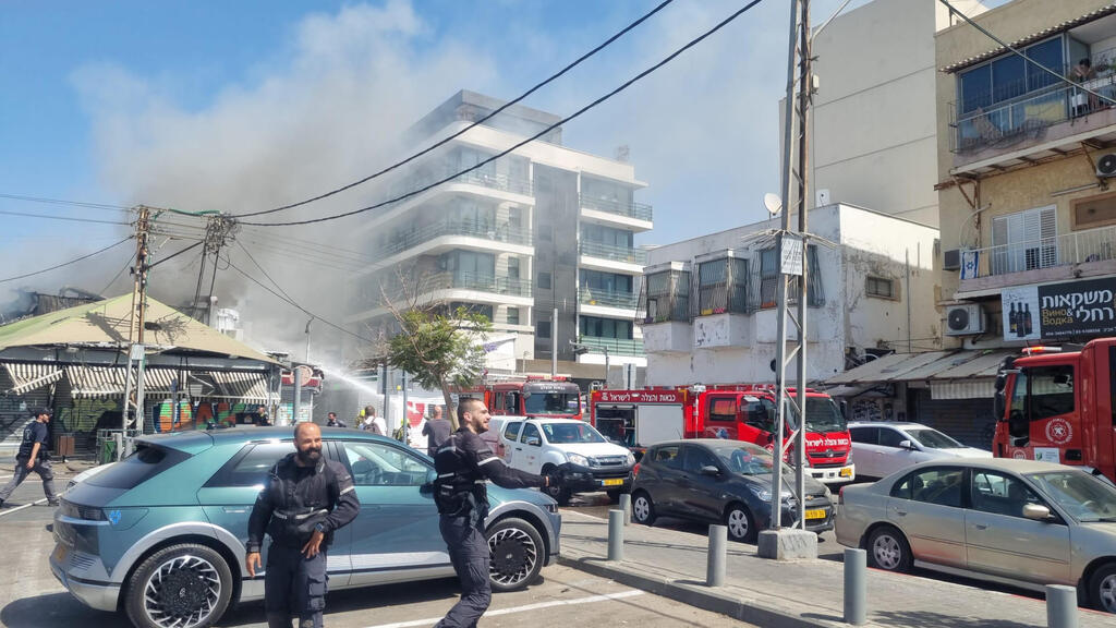 ענן עשן בשמי תל אביב: אש השתוללה בשוק הכרמל, דוכנים נשרפו