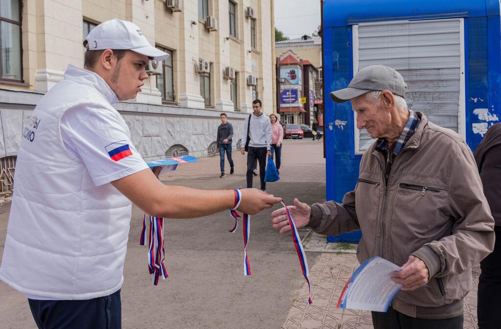 פעיל פרו רוסי ב לוהנסק אוקראינה לקראת משאל העם מלחמה באוקראינה