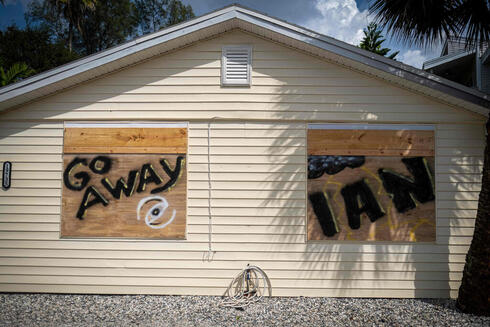 בית בפלורידה שמוגן לקראת הגעת הוריקן איאן, AFP