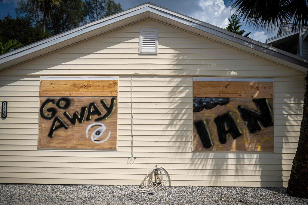 בית בפלורידה לקראת הגעת הוריקן איאן