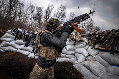 לוחם אוקראיני יורה לעבר כטב"מ, צילום: AFP