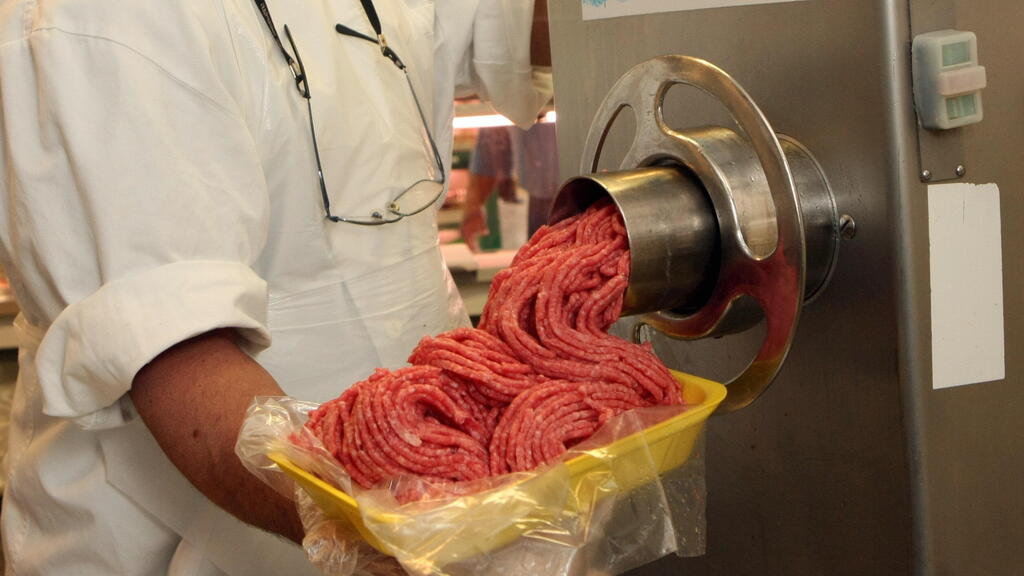 בשר טחון (צילום: צביקה טישלר) טוחן בשר ב מגה בול ב חולון ב בשר טחון