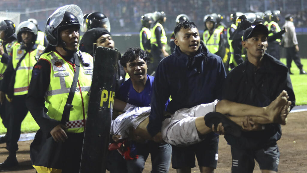 אינדונזיה: 125 נהרגו בתום משחק, חלקם נרמסו למוות