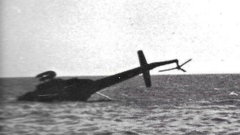 מסוק עם קומנדו מצרי שהופל, שוחה במימי המפרץ, צילום: מוזיאון ההעפלה וחיל הים