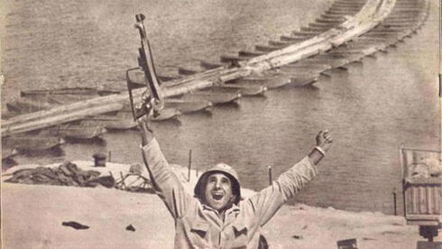 החייל המצרי עבד אל-רחמן אל-קאדי זורח מאושר, על רקע גשר צליחת התעלה , צילום: sabq