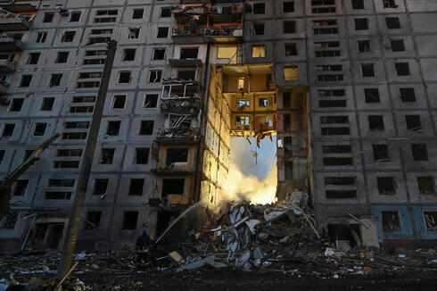 בניין שניזוק במתקפת טילים על העיר זפוריז