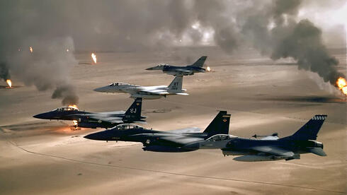 גרעין? לא צריך. מטוסי חיל האוויר האמריקאי מעל בארות נפט בעיראק, צילום: USAF