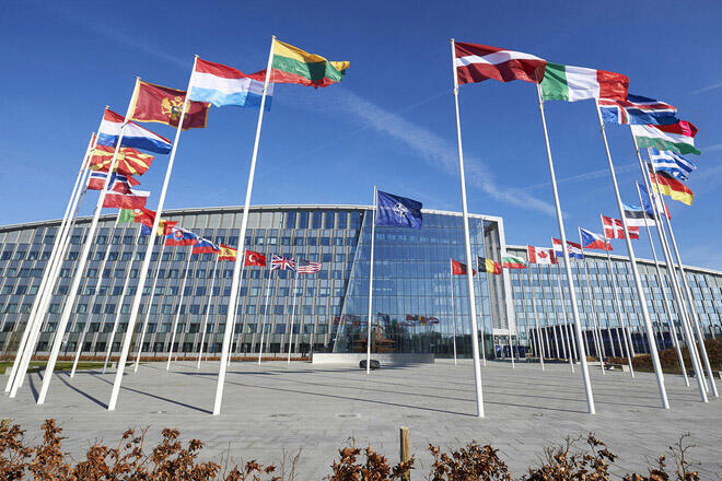 כבר לא ישבו על הגדר. דגלי מדינות נאט"ו מול מטה הארגון, צילום: NATO