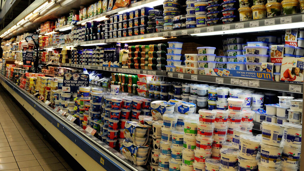 מוצרי חלב (צילום: יובל חן) מדפים של מוצרי חלב ב סופרמרקט